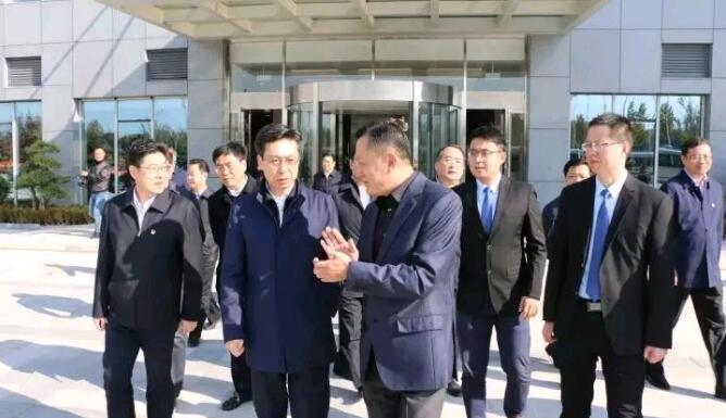 濰坊市委書記劉曙光等領(lǐng)導(dǎo)蒞臨視察集團公司運營的濰坊國際貿(mào)易中心